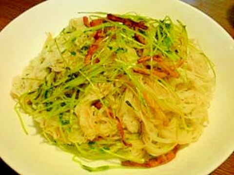 豆苗とじゃがいもとベーコンのそうめんチャンプルー